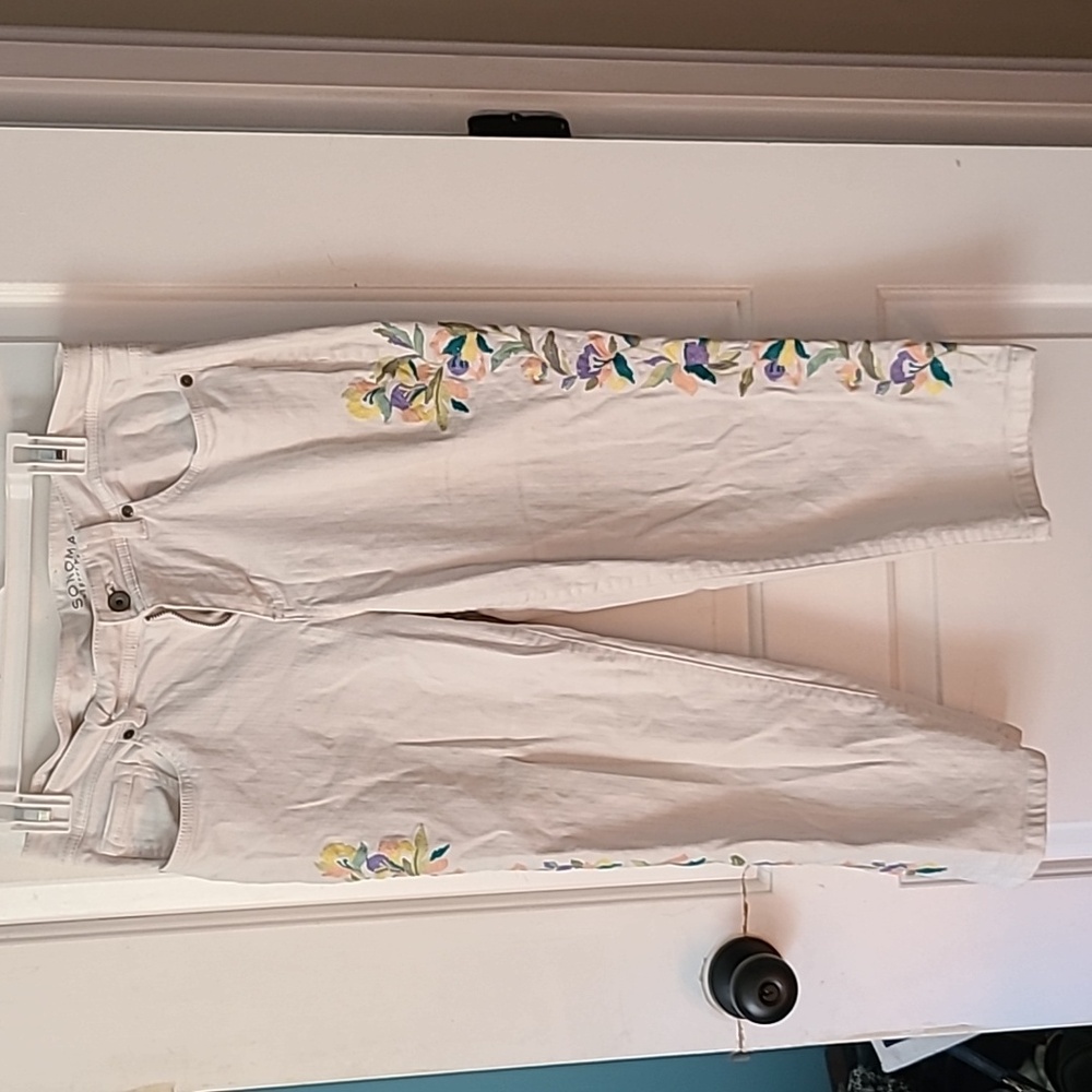 Sonoma White Floral Embroidered Capri Length Pants